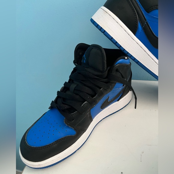 Air Jordan 1 Mid Size. 5Y - Picture 7 of 13